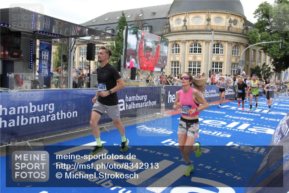 29.06.2025 - hella hamburg halbmarathon Michael Strokosch http://msf.ph/oto/8342913 29.06.2025 10:51:43 Ziel 5008, 6286, 13327, 14012, 14458, 15496, 15831, 15899, 19007, 19020 meine-sportfotos.de