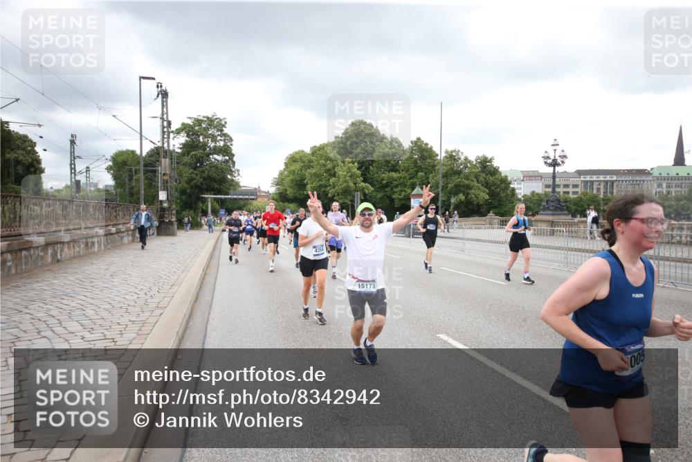 29.06.2025 - hella hamburg halbmarathon Jannik Wohlers http://msf.ph/oto/8342942 29.06.2025 10:55:48 Lombardsbrücke 1113, 1738, 1909, 2095, 3257, 3268, 4083, 4354, 4473, 4836, 5306, 5580, 5693, 5757, 5994, 6494, 6968, 7025, 7028, 7616, 8005, 8305, 8517, 9435, 9606, 9838, 9948, 9953, 10640, 10740, 10784, 10987, 11298, 11862, 11863, 12267, 12295, 12296, 12551, 13055, 13395, 13405, 13965, 14142, 14280, 14281, 15103, 15173, 15272, 15443, 15696, 15699, 16655, 16960, 17084, 17398, 17649, 17673, 18349, 18798, 19228 meine-sportfotos.de