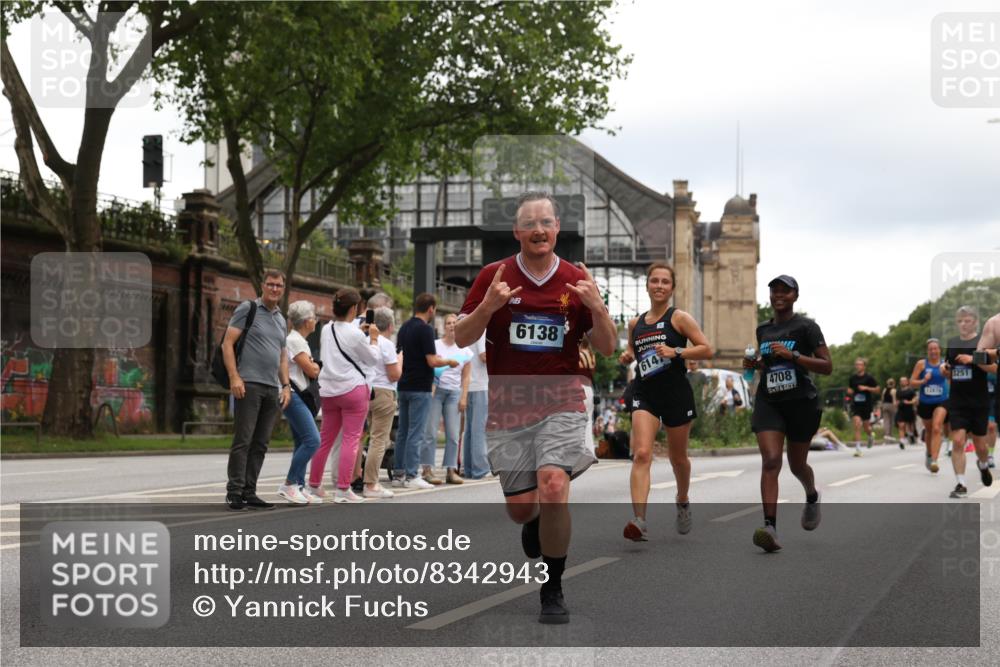 29.06.2025 - hella hamburg halbmarathon Yannick Fuchs http://msf.ph/oto/8342943 29.06.2025 10:52:17 20KM 1319, 1595, 1833, 2159, 2250, 2488, 2619, 2656, 2840, 2996, 3251, 3859, 4319, 4502, 4550, 4708, 4767, 5277, 5341, 5675, 5926, 6104, 6138, 6147, 6592, 7082, 7189, 7856, 8089, 8322, 8585, 9230, 9316, 10020, 10268, 10319, 10518, 10703, 10788, 11394, 11605, 11808, 11846, 12378, 12495, 12585, 12734, 12735, 12879, 13287, 13512, 13654, 13694, 13816, 13880, 14266, 14673, 15197, 15434, 15527, 16189, 16531, 17405, 17531, 17827, 18180, 18492, 18727, 18985 meine-sportfotos.de