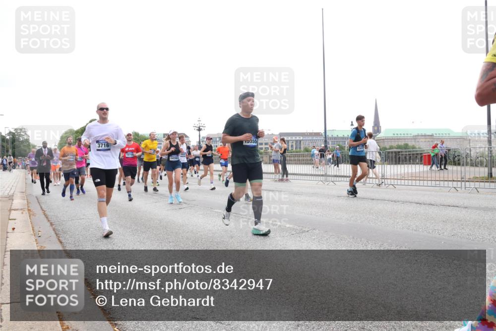 29.06.2025 - hella hamburg halbmarathon Lena Gebhardt http://msf.ph/oto/8342947 29.06.2025 10:38:19 Lombardsbrücke 742, 3716, 18744, 14163, 1355, 15417, 1196, 1394, 1457, 1578, 1596, 1721, 1742, 1791, 1799, 1901, 1966, 1985, 2113, 2151, 2498, 2576, 2660, 2786, 3010, 3094, 3095, 3216, 3242, 3286, 3338, 3635, 3636, 3716, 3777, 3841, 3880, 4139, 4155, 4159, 4414, 4883, 4921, 5085, 5089, 5155, 5300, 5617, 5684, 5713, 5735, 6199, 6200, 6362, 6697, 6751, 6930, 7117, 7118, 7148, 7165, 7244, 7371, 7552, 7561, 7629, 7692, 7696, 7868, 7914, 8985, 10836, 11543 meine-sportfotos.de