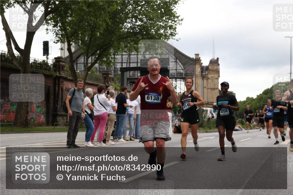 29.06.2025 - hella hamburg halbmarathon Yannick Fuchs http://msf.ph/oto/8342990 29.06.2025 10:52:17 20KM 1319, 1595, 1833, 2159, 2250, 2488, 2619, 2656, 2840, 2996, 3251, 3859, 4319, 4502, 4550, 4708, 4767, 5277, 5341, 5675, 5926, 6104, 6138, 6147, 6592, 7082, 7189, 7856, 8089, 8322, 8585, 9230, 9316, 10020, 10268, 10319, 10518, 10703, 10788, 11394, 11605, 11808, 11846, 12378, 12495, 12585, 12734, 12735, 12879, 13287, 13512, 13654, 13694, 13816, 13880, 14266, 14673, 15197, 15434, 15527, 16189, 16531, 17405, 17531, 17827, 18180, 18492, 18727, 18985 meine-sportfotos.de