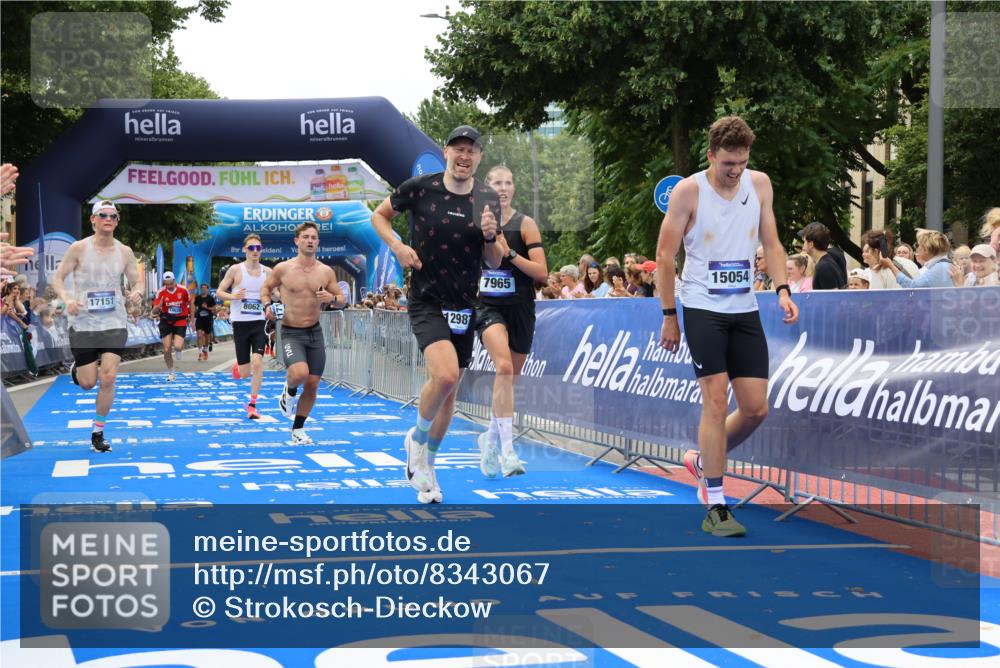 29.06.2025 - hella hamburg halbmarathon Strokosch-Dieckow http://msf.ph/oto/8343067 29.06.2025 10:32:43 Ziel 1990, 7965, 8062, 12987, 13686, 13961, 14028, 15054, 16425, 16619, 17117, 17151, 18687 meine-sportfotos.de