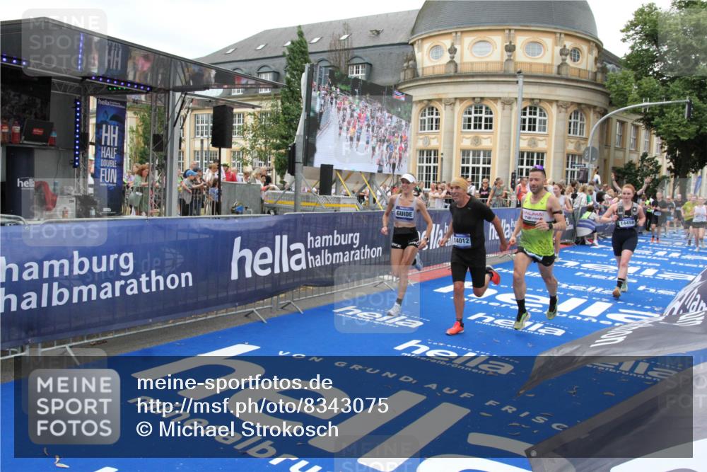 29.06.2025 - hella hamburg halbmarathon Michael Strokosch http://msf.ph/oto/8343075 29.06.2025 10:51:44 Ziel 5008, 6286, 13327, 14012, 14458, 15496, 15831, 15899, 19007, 19020 meine-sportfotos.de