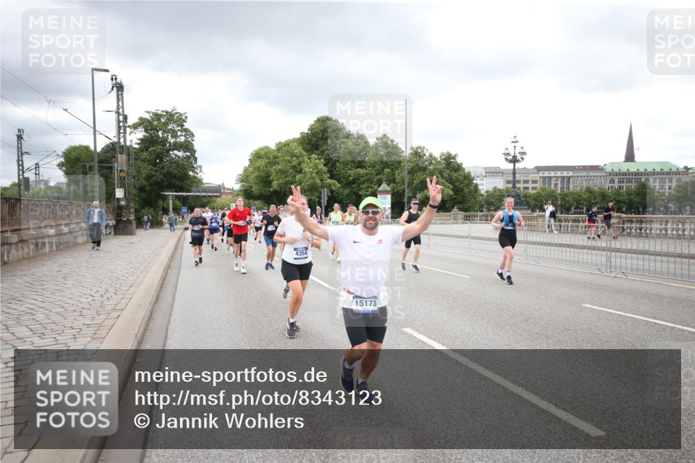 29.06.2025 - hella hamburg halbmarathon Jannik Wohlers http://msf.ph/oto/8343123 29.06.2025 10:55:48 Lombardsbrücke 1113, 1738, 1909, 2095, 3257, 3268, 4083, 4354, 4473, 4836, 5306, 5580, 5693, 5757, 5994, 6494, 6968, 7025, 7028, 7616, 8005, 8305, 8517, 9435, 9606, 9838, 9948, 9953, 10640, 10740, 10784, 10987, 11298, 11862, 11863, 12267, 12295, 12296, 12551, 13055, 13395, 13405, 13965, 14142, 14280, 14281, 15103, 15173, 15272, 15443, 15696, 15699, 16655, 16960, 17084, 17398, 17649, 17673, 18349, 18798, 19228 meine-sportfotos.de