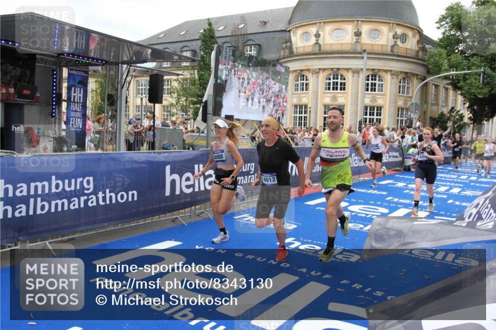 29.06.2025 - hella hamburg halbmarathon Michael Strokosch http://msf.ph/oto/8343130 29.06.2025 10:51:45 Ziel 6286, 7224, 8819, 13327, 14012, 14458, 15496, 15727, 15831, 15899, 17682, 19020, 19053 meine-sportfotos.de