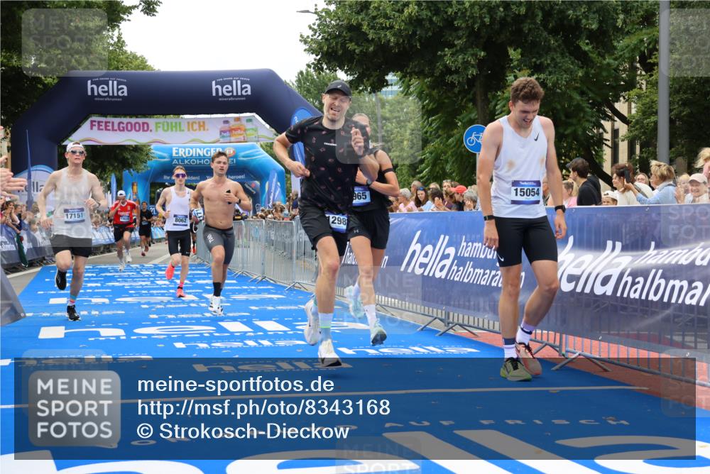 29.06.2025 - hella hamburg halbmarathon Strokosch-Dieckow http://msf.ph/oto/8343168 29.06.2025 10:32:43 Ziel 1990, 7965, 8062, 12987, 13686, 13961, 14028, 15054, 16425, 16619, 17117, 17151, 18687 meine-sportfotos.de