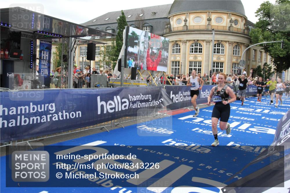 29.06.2025 - hella hamburg halbmarathon Michael Strokosch http://msf.ph/oto/8343226 29.06.2025 10:51:45 Ziel 6286, 7224, 8819, 13327, 14012, 14458, 15496, 15727, 15831, 15899, 17682, 19020, 19053 meine-sportfotos.de