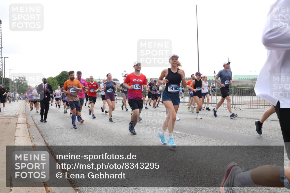 29.06.2025 - hella hamburg halbmarathon Lena Gebhardt http://msf.ph/oto/8343295 29.06.2025 10:38:21 Lombardsbrücke 1966, 1816, 16061, 18744, 14163, 18917, 1854, 1196, 1394, 1457, 1578, 1596, 1721, 1742, 1791, 1799, 1901, 1966, 2113, 2151, 2498, 2576, 2660, 2786, 3010, 3094, 3095, 3216, 3242, 3286, 3323, 3338, 3635, 3636, 3716, 3777, 3841, 3880, 4028, 4139, 4155, 4159, 4414, 4883, 4921, 5085, 5089, 5155, 5300, 5617, 5684, 5713, 5735, 6199, 6200, 6362, 6695, 6696, 6697, 6751, 6930, 7117, 7118, 7148, 7165, 7244, 7371, 7552, 7561, 7629, 7692, 7696, 7868, 7914, 11543 meine-sportfotos.de