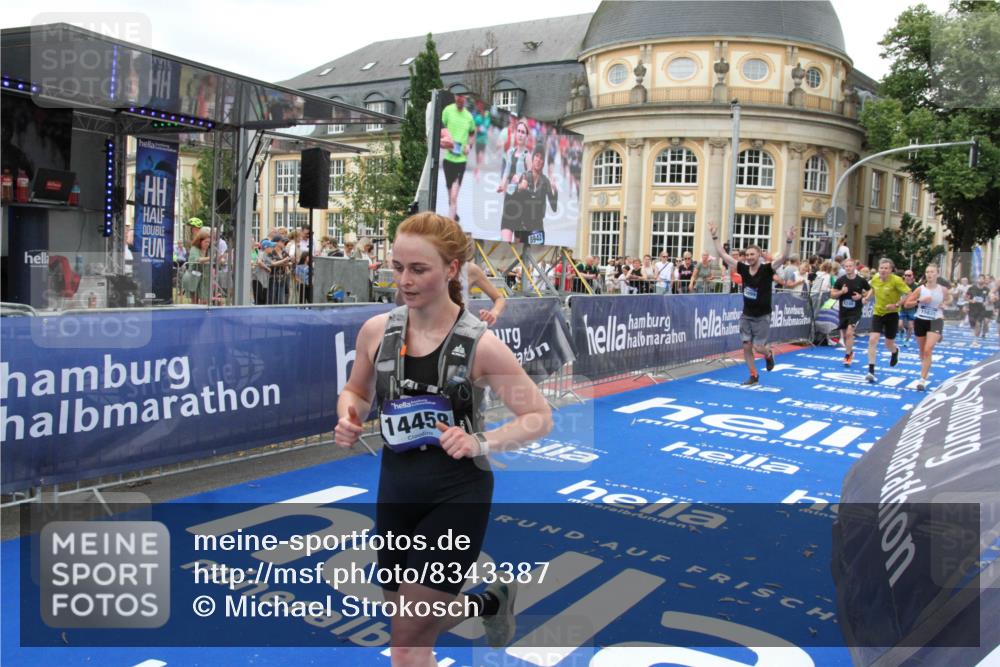 29.06.2025 - hella hamburg halbmarathon Michael Strokosch http://msf.ph/oto/8343387 29.06.2025 10:51:46 Ziel 2396, 6286, 7224, 8710, 8819, 12224, 14012, 14458, 15496, 15727, 15831, 15899, 17682, 19020, 19053 meine-sportfotos.de