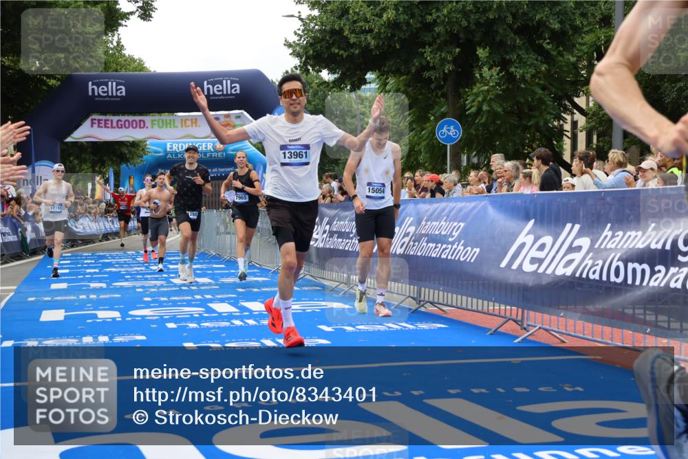 29.06.2025 - hella hamburg halbmarathon Strokosch-Dieckow http://msf.ph/oto/8343401 29.06.2025 10:32:41 Ziel 1990, 7965, 8062, 12987, 13686, 13961, 14028, 14293, 14908, 15054, 16619, 17117, 17151 meine-sportfotos.de