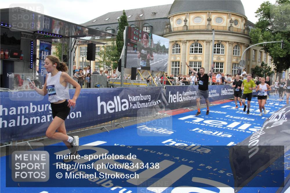 29.06.2025 - hella hamburg halbmarathon Michael Strokosch http://msf.ph/oto/8343438 29.06.2025 10:51:47 Ziel 2396, 6286, 7224, 8710, 8819, 12224, 14012, 14458, 15496, 15727, 15831, 15899, 16907, 17682, 19020, 19053 meine-sportfotos.de