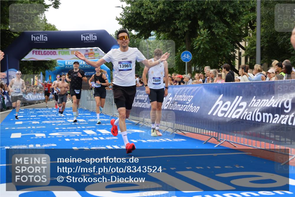 29.06.2025 - hella hamburg halbmarathon Strokosch-Dieckow http://msf.ph/oto/8343524 29.06.2025 10:32:41 Ziel 1990, 7965, 8062, 12987, 13686, 13961, 14028, 14293, 14908, 15054, 16619, 17117, 17151 meine-sportfotos.de