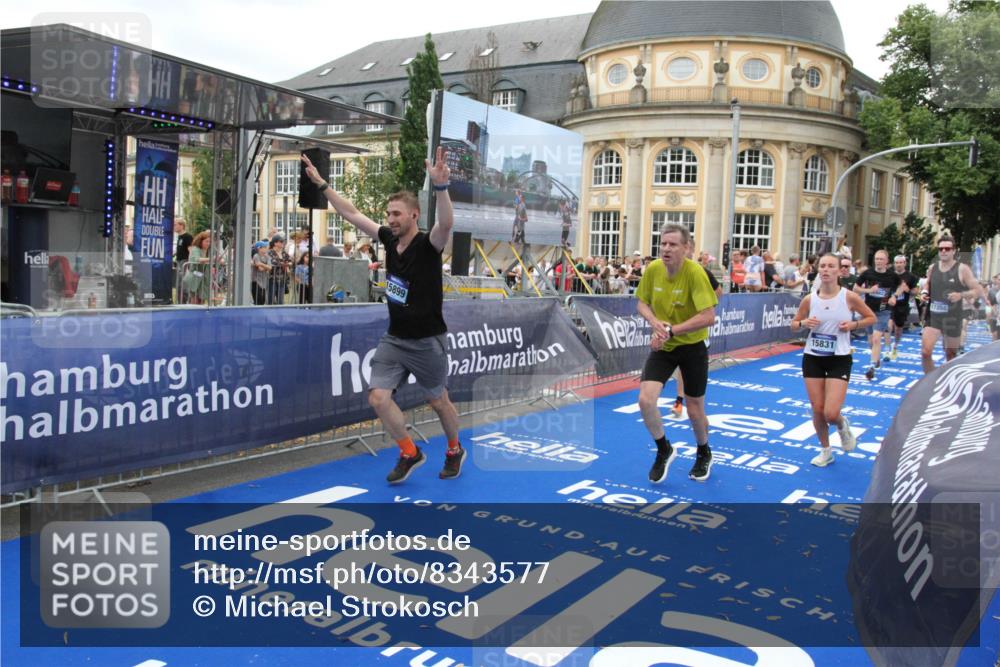 29.06.2025 - hella hamburg halbmarathon Michael Strokosch http://msf.ph/oto/8343577 29.06.2025 10:51:48 Ziel 2396, 6286, 7224, 8710, 8819, 12224, 14458, 15427, 15496, 15727, 15831, 15899, 16907, 17682, 19053 meine-sportfotos.de
