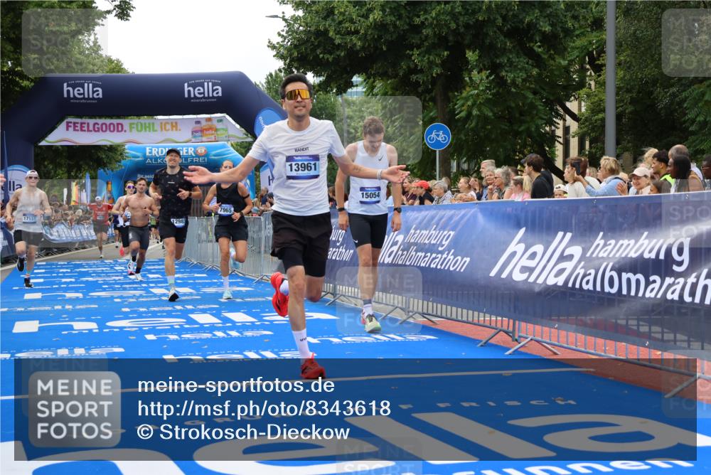 29.06.2025 - hella hamburg halbmarathon Strokosch-Dieckow http://msf.ph/oto/8343618 29.06.2025 10:32:41 Ziel 1990, 7965, 8062, 12987, 13686, 13961, 14028, 14293, 14908, 15054, 16619, 17117, 17151 meine-sportfotos.de