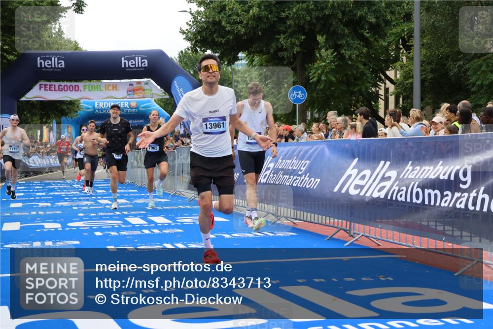 29.06.2025 - hella hamburg halbmarathon Strokosch-Dieckow http://msf.ph/oto/8343713 29.06.2025 10:32:41 Ziel 1990, 7965, 8062, 12987, 13686, 13961, 14028, 14293, 14908, 15054, 16619, 17117, 17151 meine-sportfotos.de