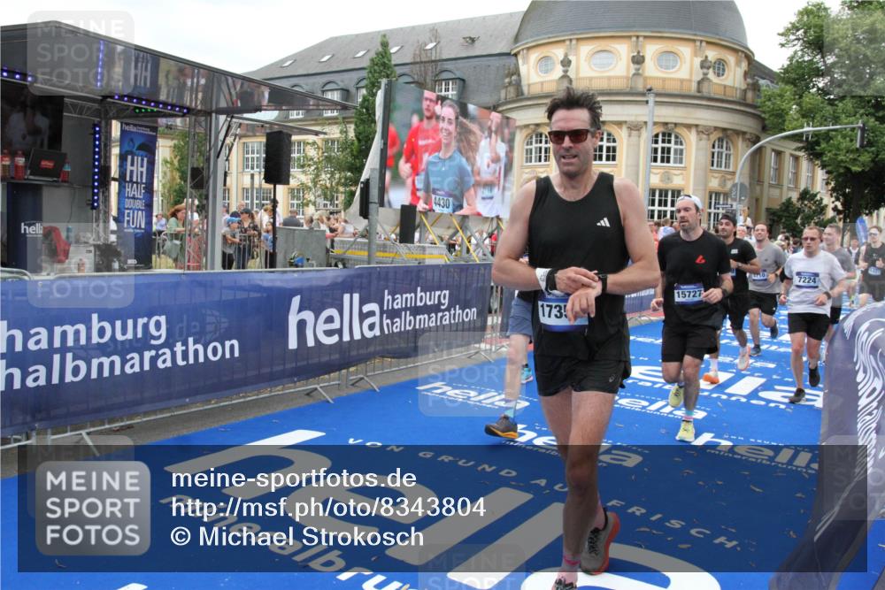 29.06.2025 - hella hamburg halbmarathon Michael Strokosch http://msf.ph/oto/8343804 29.06.2025 10:51:51 Ziel 2396, 6286, 7224, 8710, 8819, 9793, 9959, 12224, 15427, 15727, 15831, 15899, 16907, 17682, 17815, 19053, 19137 meine-sportfotos.de