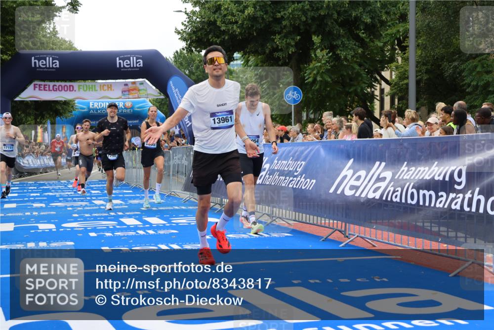 29.06.2025 - hella hamburg halbmarathon Strokosch-Dieckow http://msf.ph/oto/8343817 29.06.2025 10:32:41 Ziel 1990, 7965, 8062, 12987, 13686, 13961, 14028, 14293, 14908, 15054, 16619, 17117, 17151 meine-sportfotos.de