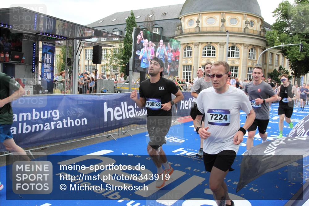 29.06.2025 - hella hamburg halbmarathon Michael Strokosch http://msf.ph/oto/8343919 29.06.2025 10:51:52 Ziel 2396, 2818, 2823, 2880, 4297, 6286, 7224, 8710, 8819, 8856, 9793, 9959, 12224, 15427, 15727, 15831, 16907, 17682, 17815, 17962, 19053, 19137 meine-sportfotos.de