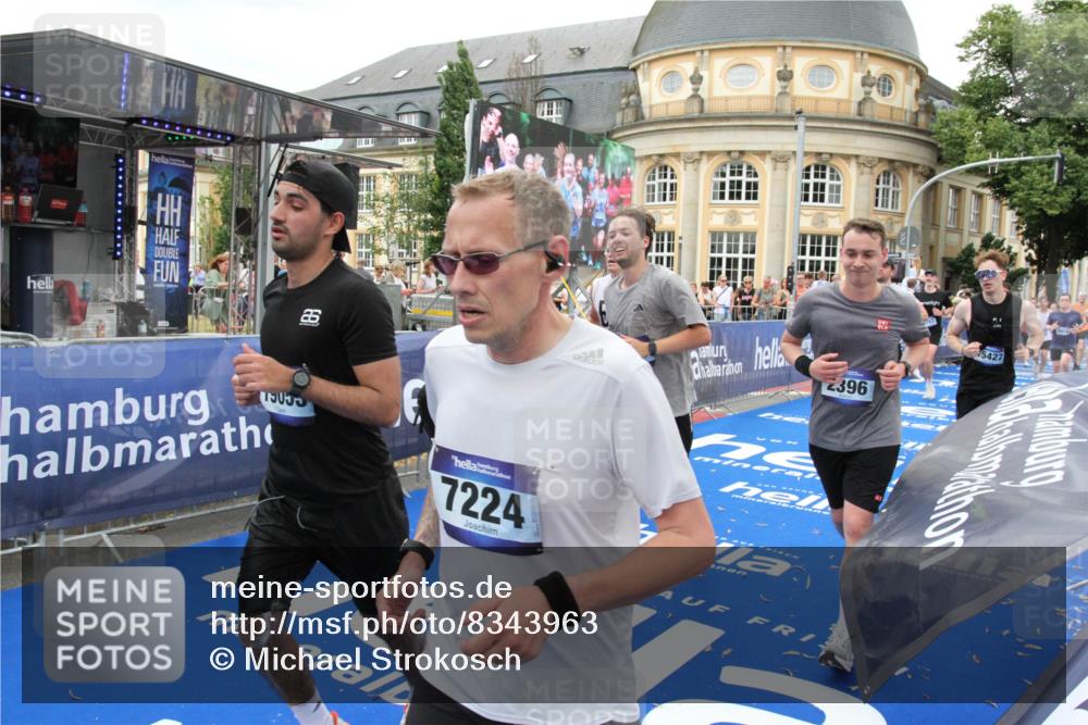 29.06.2025 - hella hamburg halbmarathon Michael Strokosch http://msf.ph/oto/8343963 29.06.2025 10:51:53 Ziel 2396, 2818, 2823, 2880, 4297, 7224, 8710, 8819, 8856, 9793, 9959, 12224, 13799, 15427, 15727, 16907, 17682, 17815, 17962, 19053, 19137 meine-sportfotos.de