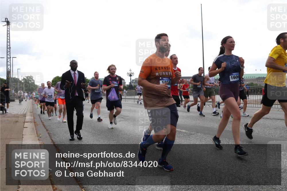 29.06.2025 - hella hamburg halbmarathon Lena Gebhardt http://msf.ph/oto/8344020 29.06.2025 10:38:23 Lombardsbrücke 6751, 16942, 1596, 584, 1066, 1606, 301, 1196, 1394, 1457, 1578, 1596, 1721, 1742, 1791, 1901, 1966, 2113, 2151, 2498, 2576, 2660, 2786, 3010, 3094, 3095, 3216, 3242, 3286, 3323, 3338, 3635, 3636, 3716, 3726, 3777, 3841, 3880, 4028, 4139, 4155, 4159, 4259, 4260, 4316, 4414, 4883, 4921, 5085, 5089, 5155, 5300, 5617, 5684, 5713, 5735, 5913, 6199, 6200, 6695, 6696, 6697, 6751, 6875, 6930, 7117, 7118, 7148, 7165, 7244, 7371, 7552, 7561, 7629, 7692, 7868, 7914 meine-sportfotos.de