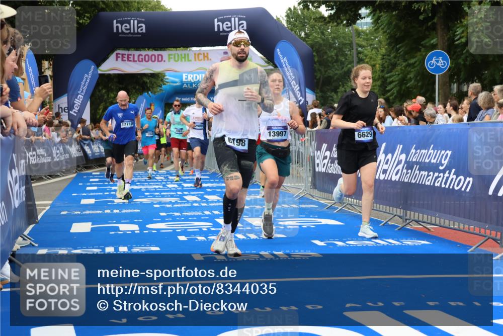 29.06.2025 - hella hamburg halbmarathon Strokosch-Dieckow http://msf.ph/oto/8344035 29.06.2025 10:53:25 Ziel 1061, 1098, 1499, 1683, 1727, 2070, 2354, 4065, 5866, 6198, 6629, 6942, 8651, 11068, 11844, 12490, 12909, 13912, 13997, 15113, 15497, 15681, 15838, 17710, 18134, 18450, 18612, 18901 meine-sportfotos.de