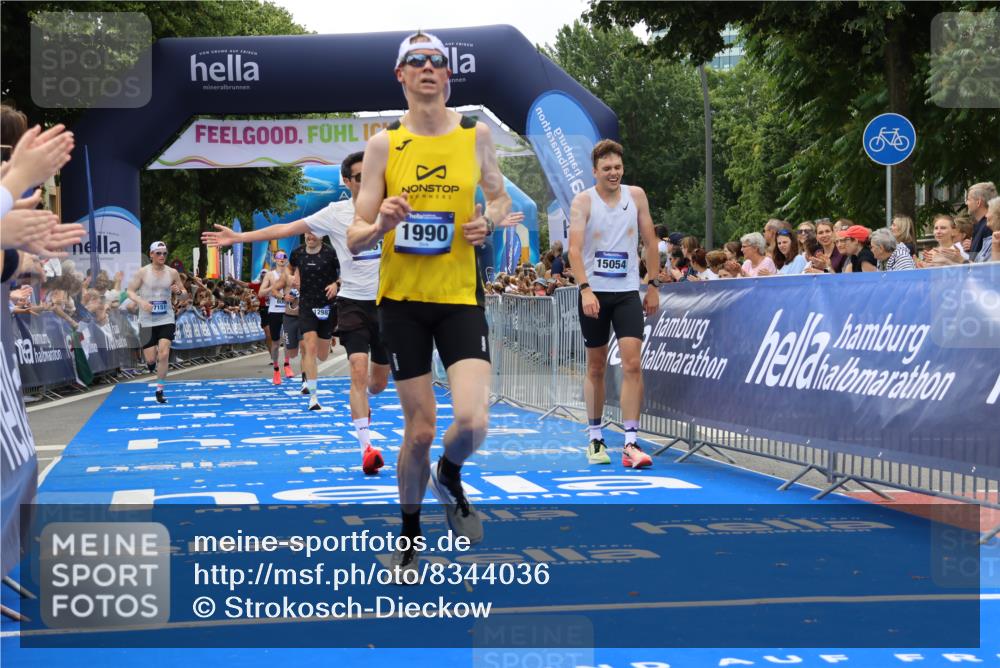 29.06.2025 - hella hamburg halbmarathon Strokosch-Dieckow http://msf.ph/oto/8344036 29.06.2025 10:32:40 Ziel 1707, 1990, 7965, 8062, 11877, 12987, 13961, 14028, 14293, 14908, 15054, 16619, 17117, 17151 meine-sportfotos.de