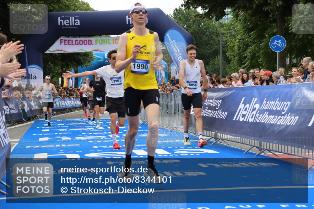 29.06.2025 - hella hamburg halbmarathon Strokosch-Dieckow http://msf.ph/oto/8344101 29.06.2025 10:32:40 Ziel 1707, 1990, 7965, 8062, 11877, 12987, 13961, 14028, 14293, 14908, 15054, 16619, 17117, 17151 meine-sportfotos.de