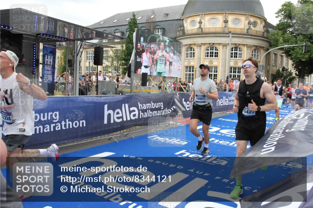 29.06.2025 - hella hamburg halbmarathon Michael Strokosch http://msf.ph/oto/8344121 29.06.2025 10:51:54 Ziel 2396, 2818, 2823, 2880, 4297, 5102, 7224, 8710, 8819, 8856, 9793, 9959, 12224, 13799, 15427, 15690, 15727, 16907, 17682, 17815, 17962, 19053, 19137 meine-sportfotos.de