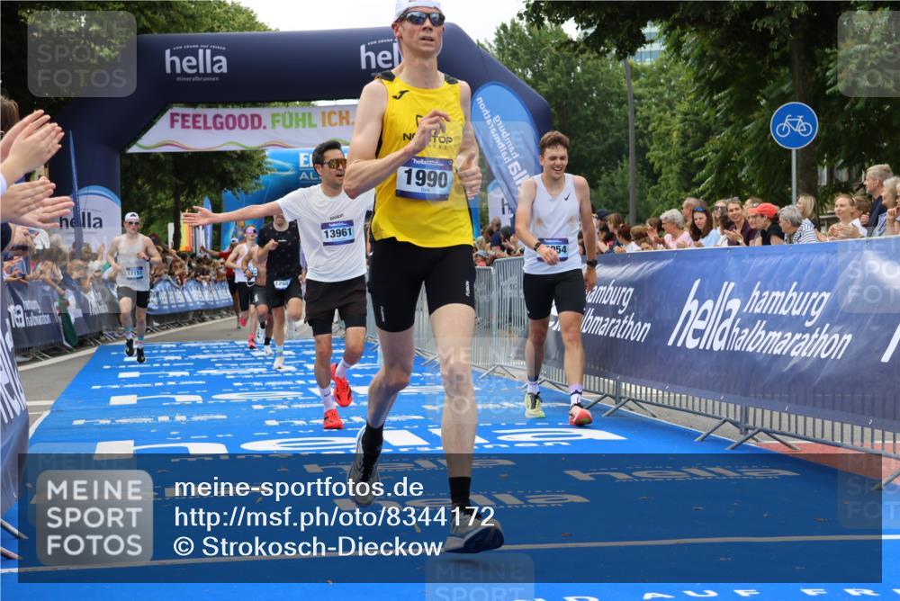 29.06.2025 - hella hamburg halbmarathon Strokosch-Dieckow http://msf.ph/oto/8344172 29.06.2025 10:32:40 Ziel 1707, 1990, 7965, 8062, 11877, 12987, 13961, 14028, 14293, 14908, 15054, 16619, 17117, 17151 meine-sportfotos.de