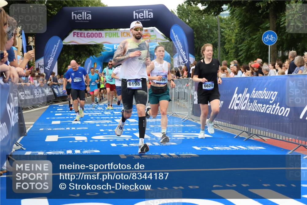 29.06.2025 - hella hamburg halbmarathon Strokosch-Dieckow http://msf.ph/oto/8344187 29.06.2025 10:53:25 Ziel 1061, 1098, 1499, 1683, 1727, 2070, 2354, 4065, 5866, 6198, 6629, 6942, 8651, 11068, 11844, 12490, 12909, 13912, 13997, 15113, 15497, 15681, 15838, 17710, 18134, 18450, 18612, 18901 meine-sportfotos.de