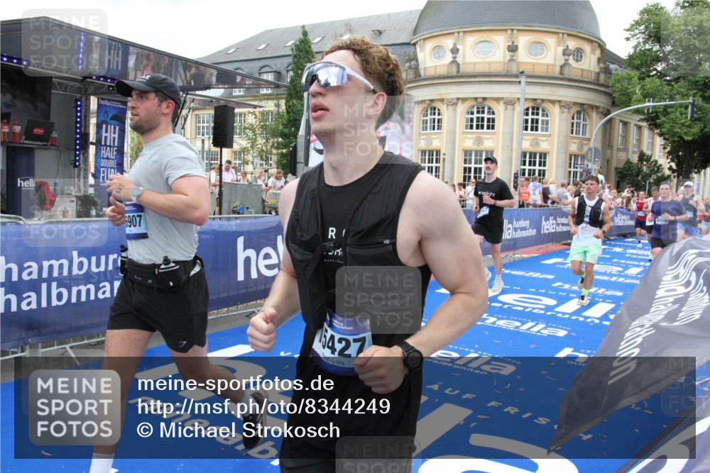 29.06.2025 - hella hamburg halbmarathon Michael Strokosch http://msf.ph/oto/8344249 29.06.2025 10:51:55 Ziel 2396, 2818, 2823, 2880, 4297, 5102, 8710, 8856, 9793, 9959, 12224, 13799, 15427, 15690, 16907, 17815, 17962, 19137 meine-sportfotos.de