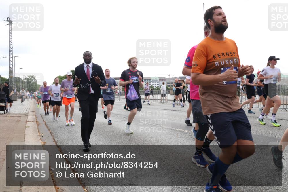 29.06.2025 - hella hamburg halbmarathon Lena Gebhardt http://msf.ph/oto/8344254 29.06.2025 10:38:24 Lombardsbrücke 17511, 16942, 6751, 1596, 534, 18506, 1196, 1394, 1457, 1596, 1721, 1742, 1791, 1901, 1966, 2113, 2151, 2498, 2576, 2660, 2786, 3010, 3094, 3095, 3216, 3242, 3286, 3323, 3338, 3635, 3636, 3716, 3726, 3777, 3841, 3880, 4028, 4139, 4155, 4159, 4259, 4260, 4316, 4414, 4883, 4921, 5085, 5089, 5155, 5300, 5617, 5684, 5713, 5735, 5913, 6199, 6200, 6695, 6696, 6697, 6751, 6875, 6930, 7117, 7118, 7148, 7165, 7244, 7371, 7552, 7561, 7629, 7692, 7868, 7914 meine-sportfotos.de