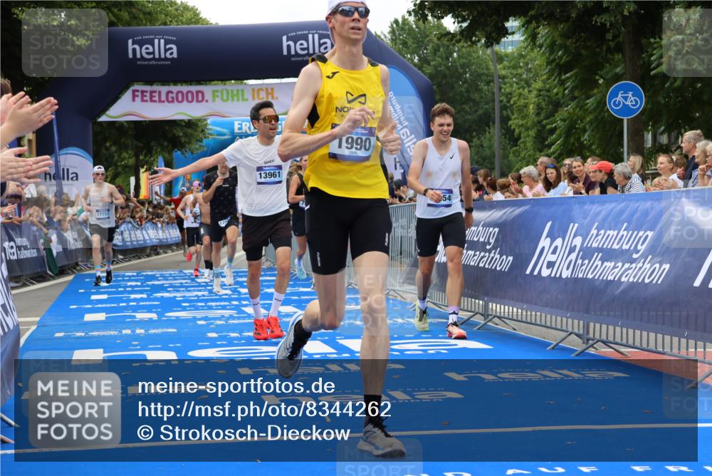 29.06.2025 - hella hamburg halbmarathon Strokosch-Dieckow http://msf.ph/oto/8344262 29.06.2025 10:32:40 Ziel 1707, 1990, 7965, 8062, 11877, 12987, 13961, 14028, 14293, 14908, 15054, 16619, 17117, 17151 meine-sportfotos.de