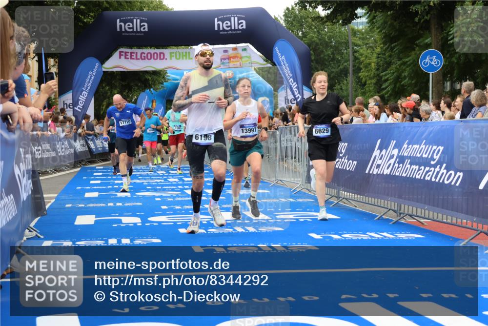 29.06.2025 - hella hamburg halbmarathon Strokosch-Dieckow http://msf.ph/oto/8344292 29.06.2025 10:53:25 Ziel 1061, 1098, 1499, 1683, 1727, 2070, 2354, 4065, 5866, 6198, 6629, 6942, 8651, 11068, 11844, 12490, 12909, 13912, 13997, 15113, 15497, 15681, 15838, 17710, 18134, 18450, 18612, 18901 meine-sportfotos.de