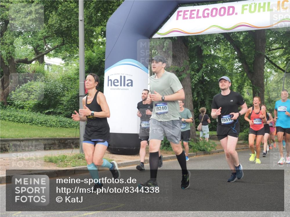 29.06.2025 - hella hamburg halbmarathon KatJ http://msf.ph/oto/8344338 29.06.2025 10:49:19 Zwischen KM18-KM19 1377, 1432, 7250 meine-sportfotos.de