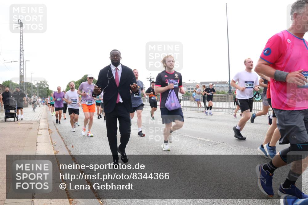 29.06.2025 - hella hamburg halbmarathon Lena Gebhardt http://msf.ph/oto/8344366 29.06.2025 10:38:24 Lombardsbrücke 17511, 16942, 1596, 04, 17458, 52, 1196, 1394, 1457, 1596, 1721, 1742, 1791, 1901, 1966, 2113, 2151, 2498, 2576, 2660, 2786, 3010, 3094, 3095, 3216, 3242, 3286, 3323, 3338, 3635, 3636, 3716, 3726, 3777, 3841, 3880, 4028, 4139, 4155, 4159, 4259, 4260, 4316, 4414, 4883, 4921, 5085, 5089, 5155, 5300, 5617, 5684, 5713, 5735, 5913, 6199, 6200, 6695, 6696, 6697, 6751, 6875, 6930, 7117, 7118, 7148, 7165, 7244, 7371, 7552, 7561, 7629, 7692, 7868, 7914 meine-sportfotos.de