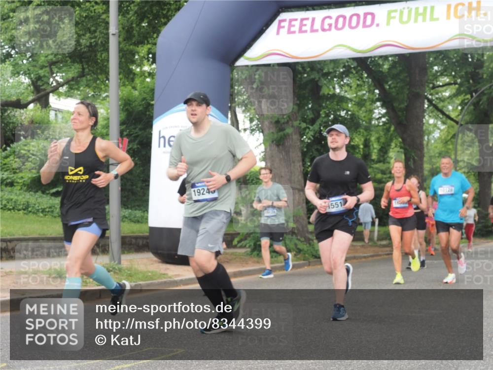 29.06.2025 - hella hamburg halbmarathon KatJ http://msf.ph/oto/8344399 29.06.2025 10:49:19 Zwischen KM18-KM19 1377, 1432, 7250 meine-sportfotos.de