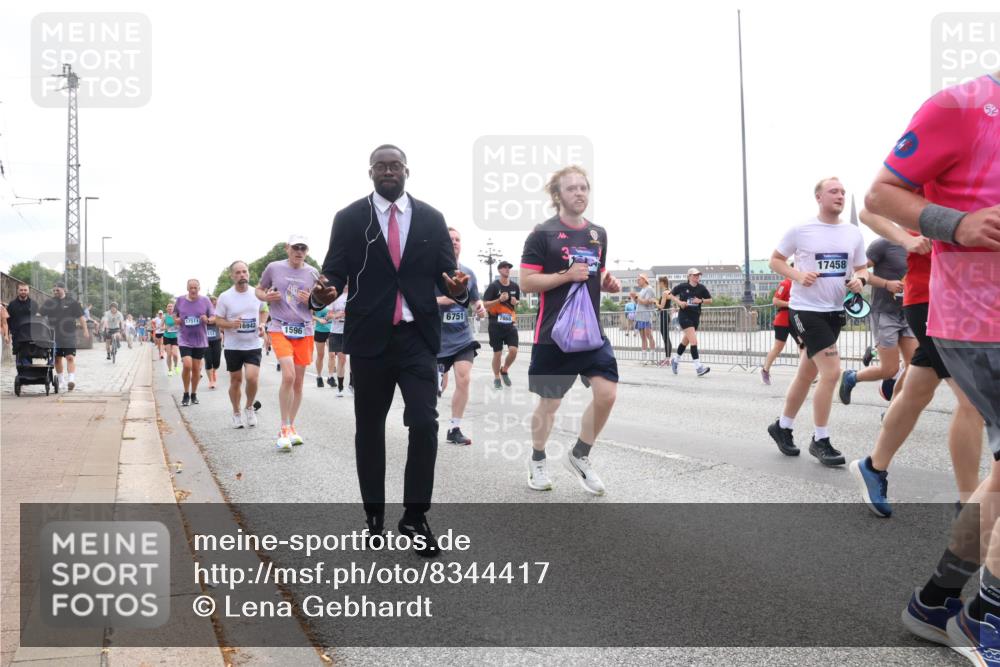 29.06.2025 - hella hamburg halbmarathon Lena Gebhardt http://msf.ph/oto/8344417 29.06.2025 10:38:24 Lombardsbrücke 17511, 16942, 6751, 1596, 7868, 17458, 52, 1196, 1394, 1457, 1596, 1721, 1742, 1791, 1901, 1966, 2113, 2151, 2498, 2576, 2660, 2786, 3010, 3094, 3095, 3216, 3242, 3286, 3323, 3338, 3635, 3636, 3716, 3726, 3777, 3841, 3880, 4028, 4139, 4155, 4159, 4259, 4260, 4316, 4414, 4883, 4921, 5085, 5089, 5155, 5300, 5617, 5684, 5713, 5735, 5913, 6199, 6200, 6695, 6696, 6697, 6751, 6875, 6930, 7117, 7118, 7148, 7165, 7244, 7371, 7552, 7561, 7629, 7692, 7868, 7914 meine-sportfotos.de
