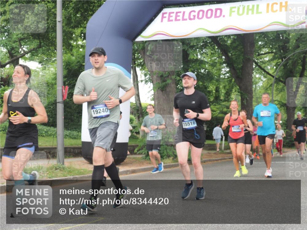 29.06.2025 - hella hamburg halbmarathon KatJ http://msf.ph/oto/8344420 29.06.2025 10:49:19 Zwischen KM18-KM19 1377, 1432, 7250 meine-sportfotos.de