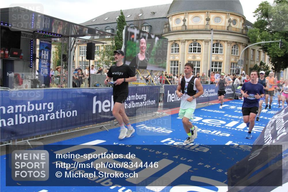 29.06.2025 - hella hamburg halbmarathon Michael Strokosch http://msf.ph/oto/8344446 29.06.2025 10:51:56 Ziel 2818, 2823, 2880, 4297, 5102, 8856, 9793, 9959, 13799, 15427, 15690, 16907, 17815, 17962, 19137 meine-sportfotos.de
