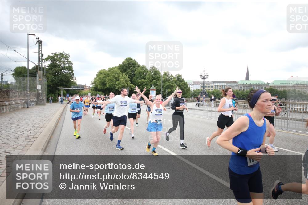 29.06.2025 - hella hamburg halbmarathon Jannik Wohlers http://msf.ph/oto/8344549 29.06.2025 10:55:56 Lombardsbrücke 1113, 1738, 2095, 2915, 3257, 3953, 3987, 4083, 5580, 5693, 5757, 6690, 6968, 7025, 7028, 7090, 7711, 8005, 8517, 8766, 9383, 9435, 9606, 9948, 9953, 10740, 10784, 10987, 11298, 11628, 11862, 11863, 12295, 12296, 12551, 13395, 13405, 13965, 14613, 15103, 15173, 15443, 15696, 15699, 15747, 16655, 16934, 17084, 17092, 17398, 17494, 17649, 17673, 18047, 18247, 18349, 18798, 19228 meine-sportfotos.de