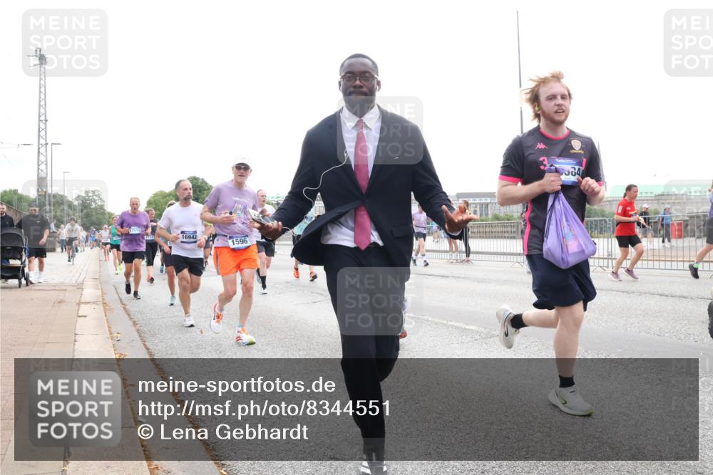 29.06.2025 - hella hamburg halbmarathon Lena Gebhardt http://msf.ph/oto/8344551 29.06.2025 10:38:25 Lombardsbrücke 17511, 2113, 16942, 1596, 64, 56, 1196, 1394, 1457, 1596, 1721, 1742, 1791, 1901, 1966, 2113, 2151, 2498, 2576, 2660, 2786, 3010, 3094, 3095, 3216, 3242, 3286, 3323, 3338, 3635, 3636, 3716, 3726, 3777, 3841, 3880, 4028, 4139, 4155, 4159, 4259, 4260, 4316, 4414, 4883, 4921, 5085, 5089, 5155, 5300, 5617, 5684, 5713, 5735, 5913, 6199, 6200, 6695, 6696, 6697, 6751, 6875, 6930, 7117, 7118, 7148, 7165, 7371, 7552, 7561, 7629, 7692, 7849, 7868, 7914 meine-sportfotos.de