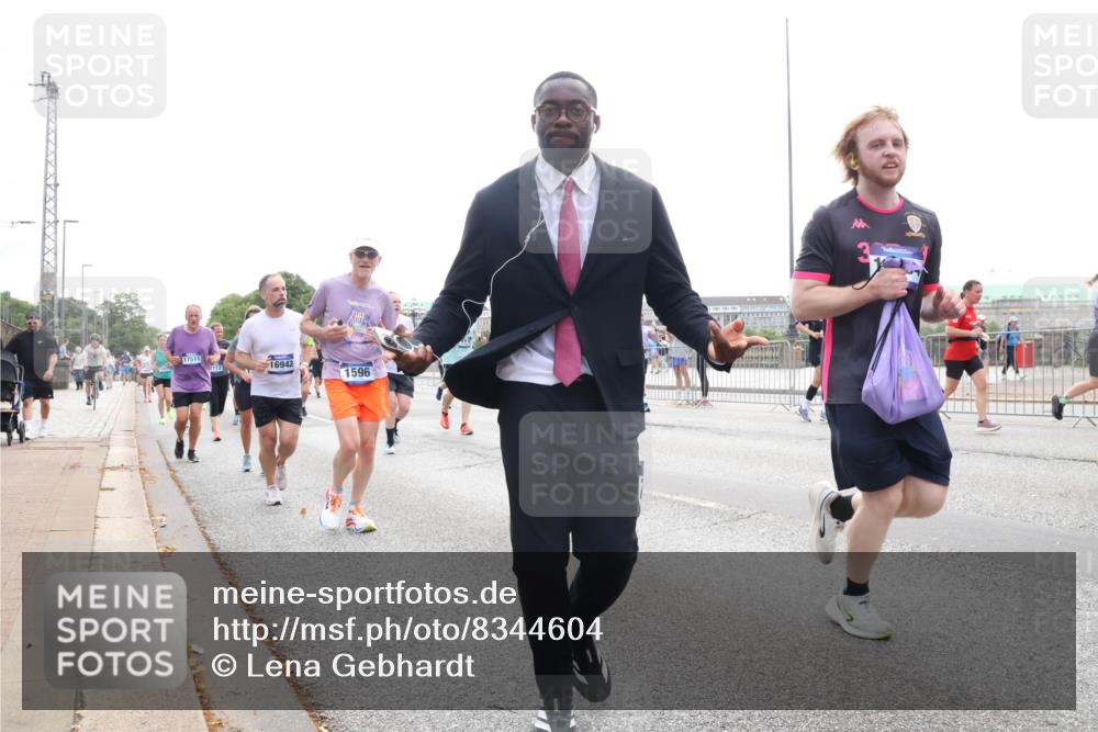 29.06.2025 - hella hamburg halbmarathon Lena Gebhardt http://msf.ph/oto/8344604 29.06.2025 10:38:25 Lombardsbrücke 17511, 2113, 16942, 1596, 56, 1196, 1394, 1457, 1596, 1721, 1742, 1791, 1901, 1966, 2113, 2151, 2498, 2576, 2660, 2786, 3010, 3094, 3095, 3216, 3242, 3286, 3323, 3338, 3635, 3636, 3716, 3726, 3777, 3841, 3880, 4028, 4139, 4155, 4159, 4259, 4260, 4316, 4414, 4883, 4921, 5085, 5089, 5155, 5300, 5617, 5684, 5713, 5735, 5913, 6199, 6200, 6695, 6696, 6697, 6751, 6875, 6930, 7117, 7118, 7148, 7165, 7371, 7552, 7561, 7629, 7692, 7849, 7868, 7914 meine-sportfotos.de