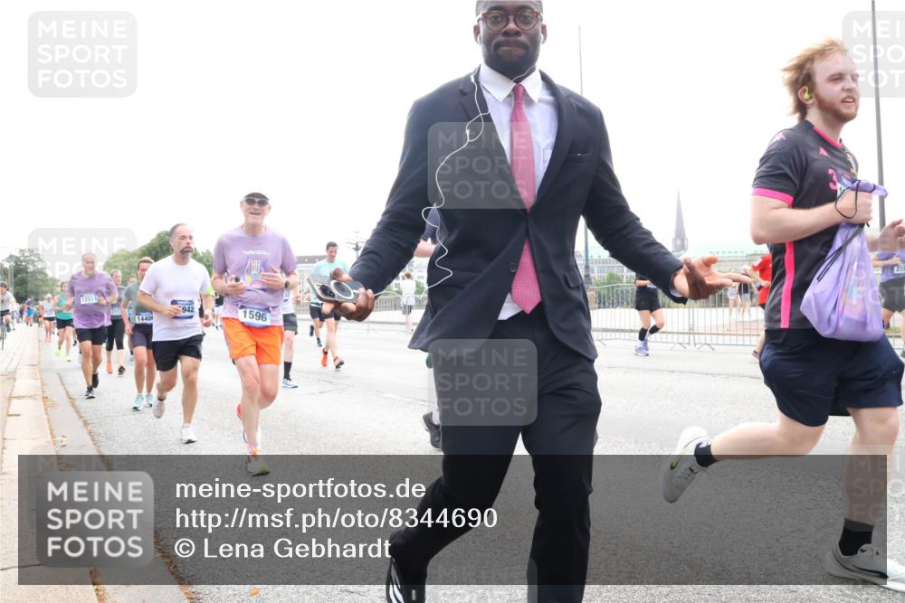 29.06.2025 - hella hamburg halbmarathon Lena Gebhardt http://msf.ph/oto/8344690 29.06.2025 10:38:25 Lombardsbrücke 17511, 14400, 942, 1596, 271, 56, 1196, 1394, 1457, 1596, 1721, 1742, 1791, 1901, 1966, 2113, 2151, 2498, 2576, 2660, 2786, 3010, 3094, 3095, 3216, 3242, 3286, 3323, 3338, 3635, 3636, 3716, 3726, 3777, 3841, 3880, 4028, 4139, 4155, 4159, 4259, 4260, 4316, 4414, 4883, 4921, 5085, 5089, 5155, 5300, 5617, 5684, 5713, 5735, 5913, 6199, 6200, 6695, 6696, 6697, 6751, 6875, 6930, 7117, 7118, 7148, 7165, 7371, 7552, 7561, 7629, 7692, 7849, 7868, 7914 meine-sportfotos.de