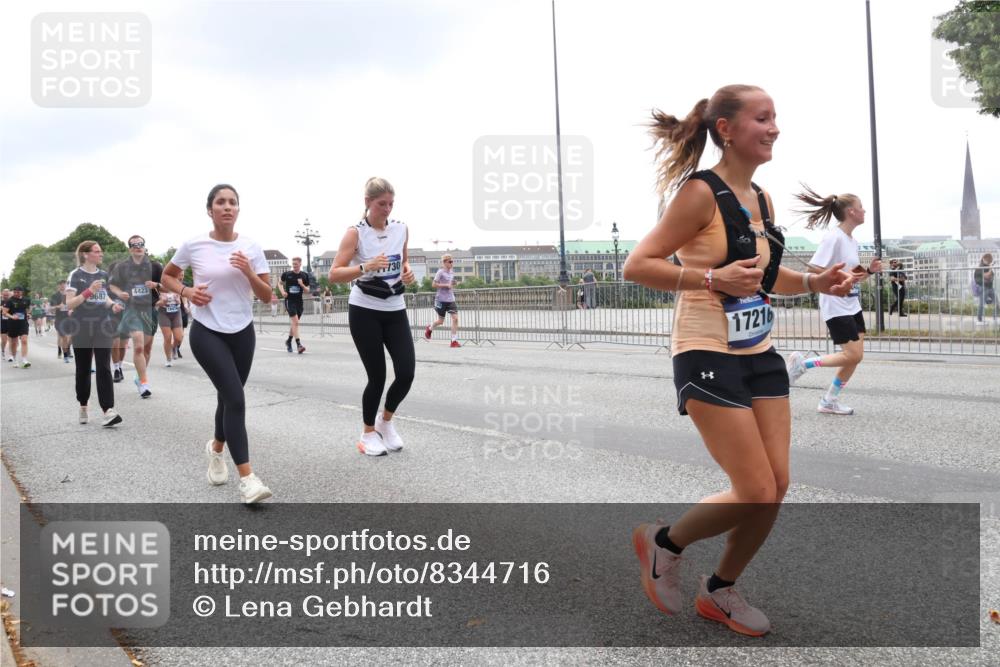 29.06.2025 - hella hamburg halbmarathon Lena Gebhardt http://msf.ph/oto/8344716 29.06.2025 10:47:48 Lombardsbrücke 9687, 4423, 730, 17216, 1045, 1246, 1392, 1434, 1523, 1618, 1639, 1701, 1926, 2148, 2163, 2197, 2407, 2491, 2545, 2704, 2790, 2882, 2994, 3049, 3339, 3468, 4037, 4325, 4327, 4423, 4856, 4895, 4974, 4975, 5621, 5622, 5886, 5895, 6255, 6256, 6995, 7240, 7393, 7394, 7403, 7427, 7630, 7916, 7970, 8077, 8270, 8310, 8550, 8774, 8915, 8953, 9018, 9356, 9687, 9696, 9697, 10658, 10777, 10794, 10991, 11351, 11458, 11548, 11730, 11738, 11802, 11909, 12431 meine-sportfotos.de