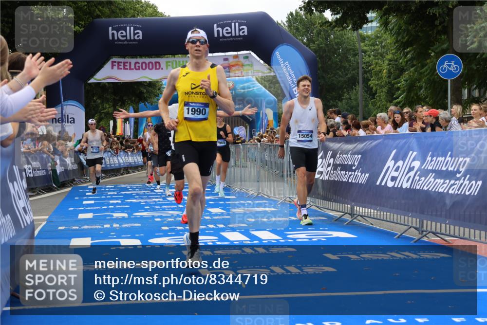 29.06.2025 - hella hamburg halbmarathon Strokosch-Dieckow http://msf.ph/oto/8344719 29.06.2025 10:32:40 Ziel 1707, 1990, 7965, 8062, 11877, 12987, 13961, 14028, 14293, 14908, 15054, 16619, 17117, 17151 meine-sportfotos.de
