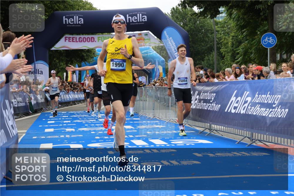 29.06.2025 - hella hamburg halbmarathon Strokosch-Dieckow http://msf.ph/oto/8344817 29.06.2025 10:32:40 Ziel 1707, 1990, 7965, 8062, 11877, 12987, 13961, 14028, 14293, 14908, 15054, 16619, 17117, 17151 meine-sportfotos.de