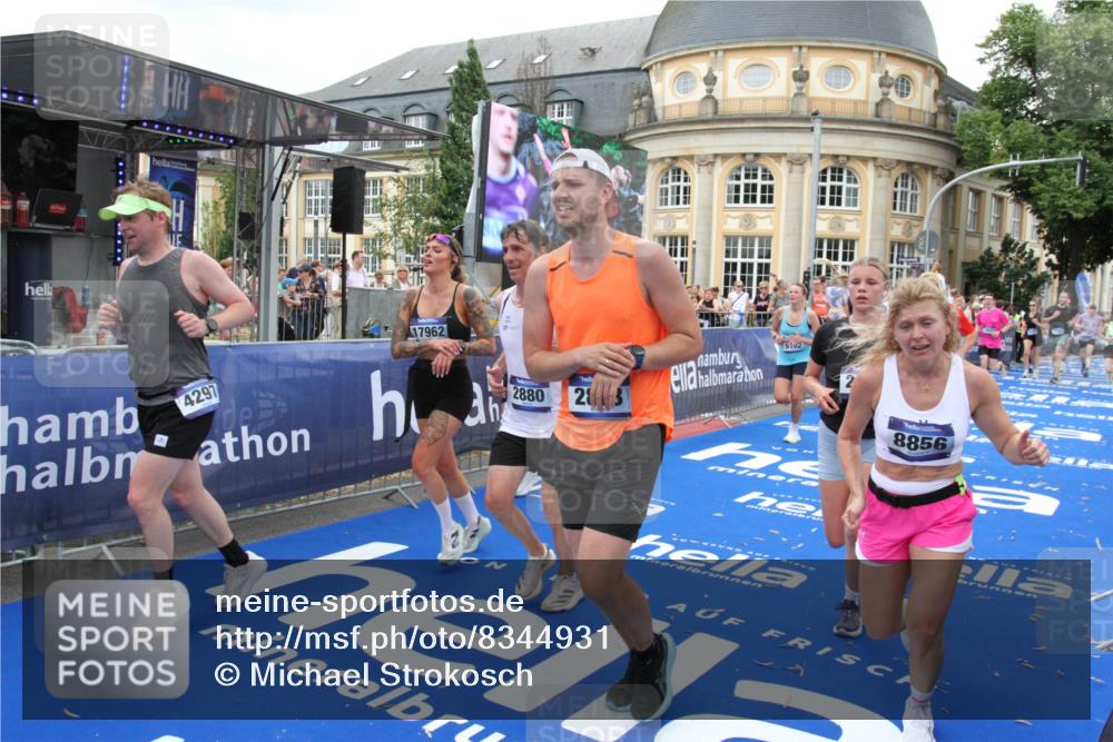 29.06.2025 - hella hamburg halbmarathon Michael Strokosch http://msf.ph/oto/8344931 29.06.2025 10:51:59 Ziel 2818, 2823, 2880, 4033, 4297, 5102, 6390, 7130, 7409, 7724, 8413, 8856, 8977, 9959, 10057, 13799, 15690, 17815, 17962, 17978, 18869, 19137 meine-sportfotos.de