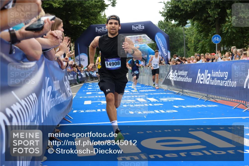 29.06.2025 - hella hamburg halbmarathon Strokosch-Dieckow http://msf.ph/oto/8345012 29.06.2025 10:32:37 Ziel 1707, 1990, 7965, 8062, 11877, 12987, 13199, 13961, 14293, 14908, 16619, 17117, 17151, 18135, 18562, 18563 meine-sportfotos.de
