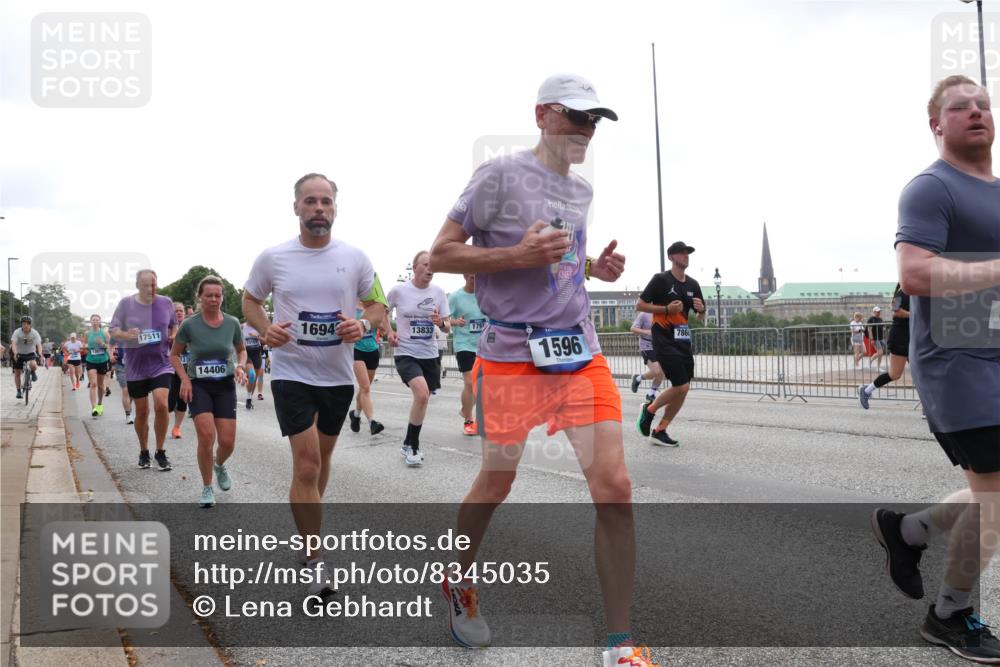 29.06.2025 - hella hamburg halbmarathon Lena Gebhardt http://msf.ph/oto/8345035 29.06.2025 10:38:26 Lombardsbrücke 12677, 17511, 14406, 1694, 13833, 1791, 1596, 786, 56, 1196, 1394, 1457, 1596, 1721, 1742, 1791, 1901, 1966, 2113, 2151, 2498, 2576, 2660, 2786, 3010, 3094, 3095, 3216, 3242, 3286, 3323, 3338, 3635, 3636, 3716, 3726, 3777, 3841, 3880, 4028, 4139, 4155, 4159, 4259, 4260, 4316, 4414, 4883, 4921, 5085, 5089, 5155, 5300, 5617, 5684, 5713, 5735, 5913, 6199, 6200, 6695, 6696, 6697, 6751, 6875, 6930, 7117, 7118, 7148, 7165, 7371, 7552, 7561, 7629, 7692, 7849, 7868, 7914 meine-sportfotos.de